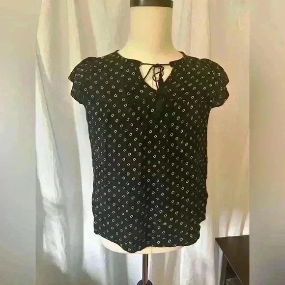 Old Navy flowy Women’s Size M Top. Tie Detail. Flutter Sleeve. Black And White - Picture 1 of 6